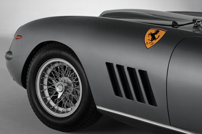 Động cơ V12 của mẫu xe này cho công suất 300 mã lực và đạt vận tốc tối đa tới 275 km/h.