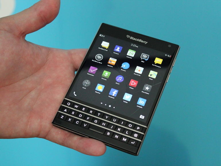 Anh thuc te BlackBerry Passport kieu dang la hinh anh