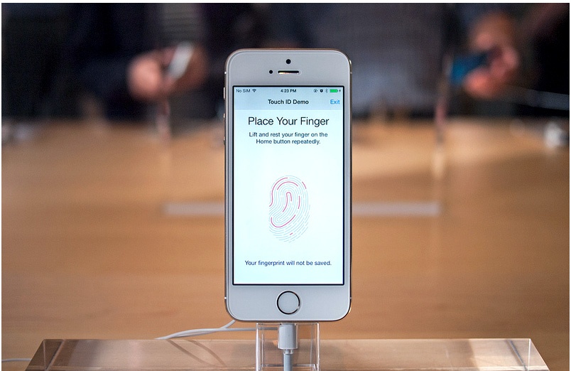 iPhone 5S xach tay lan dau xuong duoi 14 trieu hinh anh