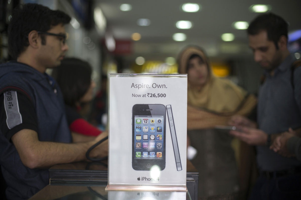 iPhone 4 va chien luoc binh dan hoa iPhone cua Apple hinh anh