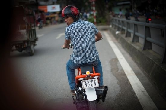 Anh Hòa, chủ nhân của chiếc xe và cũng là một thợ máy có tiếng tại Hà Nội