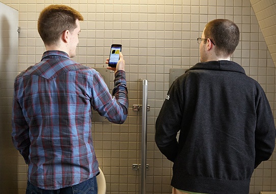 8 thoi quen dang xau ho khi dung di dong hinh anh