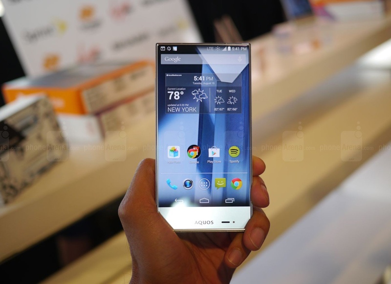 Smartphone khong vien cua Sharp co gia re bat ngo hinh anh