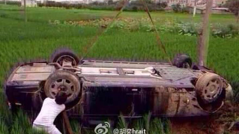 Rolls-Royce Phantom bay xuong ruong, chong banh len troi hinh anh