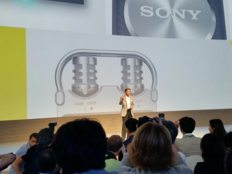 21.17: CEO Kaz Hirai xuất hiện trên sân khấu.