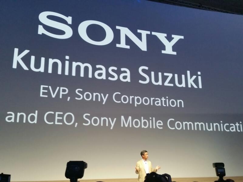 Nhập mô tả cho 21.42: Kunimasa Suzuki - phụ trách mảng di động của Sony lên sân khấu. Đã đến lúc Sony giới thiệu các mẫu Xperia thế hệ mới.