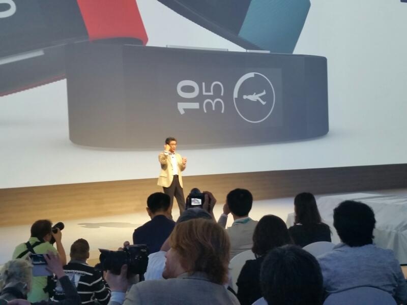21.47: Sony chính thức giới thiệu Smartband Talk, thiết bị đeo tay thông minh với pin dùng 3 ngày, màn hình e-ink và điều khiển bằng giọng nói.