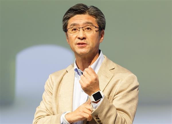 Còn đây là chiếc Smartwatch 3 chạy Android Wear.