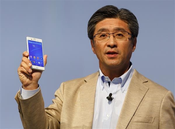 Z3 bổ sung thêm 2 màu là đồng (copper) và trắng bạc. Máy có camera sau 20,7 megapixel, dùng ống góc rộng 28mm, dải ISO lên đến 12.800. Sony gọi đây là smartphone chụp hình tốt nhất thế giới.