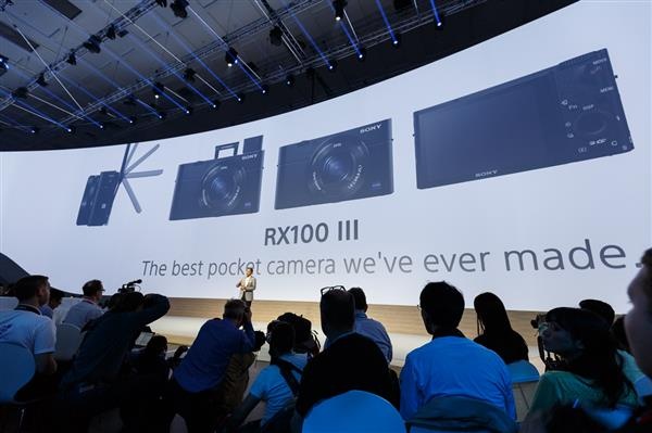 Ông này tự hào trình bày về các sản phẩm máy ảnh của Sony. Cũng theo Hirai, đầu chơi game PS4 của hãng đã cán mốc 10 triệu đơn vị bán ra thị trường.