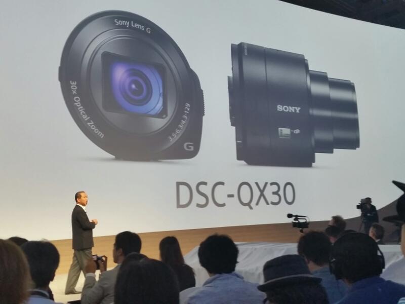 21.37: Sony chính thức giới thiệu sản phẩm mới đầu tiên: mẫu ống kính QX30 với khả năng zoom 30x. Đây là sản phẩm kế nhiệm các mẫu QX10 và QX100 ra mắt năm ngoái.