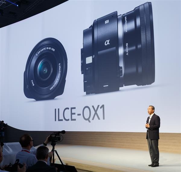 Tiếp theo là mẫu QX1 với khả năng lắp ống kính rời ngàm E-mount giống hệt các máy ảnh Nex.