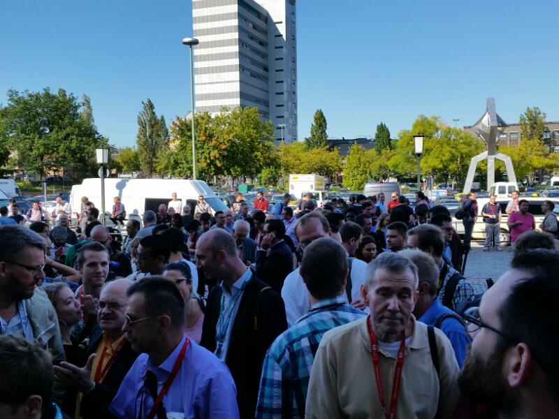 Khung cảnh bên ngoài khu triển lãm diễn ra sự kiện ra mắt sản phẩm của Sony cách đây 15 phút. Theo Android Central, khu vực triển lãm này rất rộng lớn, xứng tầm với sự kiện ra mắt hàng loạt sản phẩm đình đám của Sony.