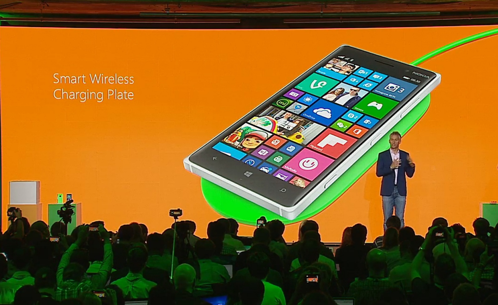 Lumia 830 dùng chip xử lý Snapdragon lõi tứ, pin 2.200 mAh, hỗ trợ sạc không dây qua gối sạc.