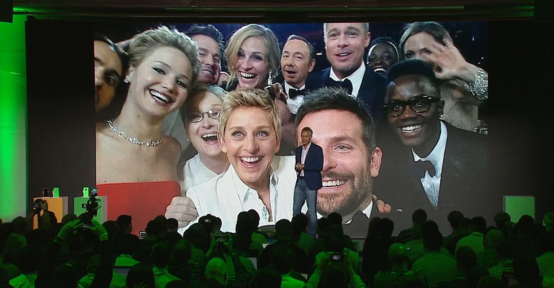 Sản phẩm này nhấn mạnh đến khả năng chụp tự sướng. Trong bức hình nói trên, đại diện Microsoft đang chê ảnh chụp tự sướng (selfie) từ máy Samsung vị rung và mờ.