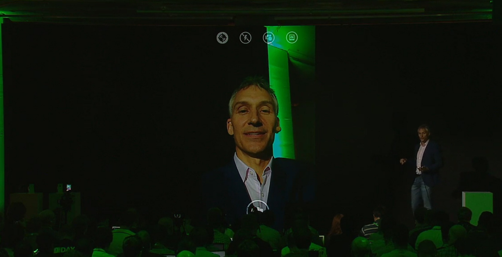 Người dùng cũng có thể chụp ảnh tự sướng bằng camera 10 megapixel phía sau, chỉnh sửa bằng Lumia Selfie App.