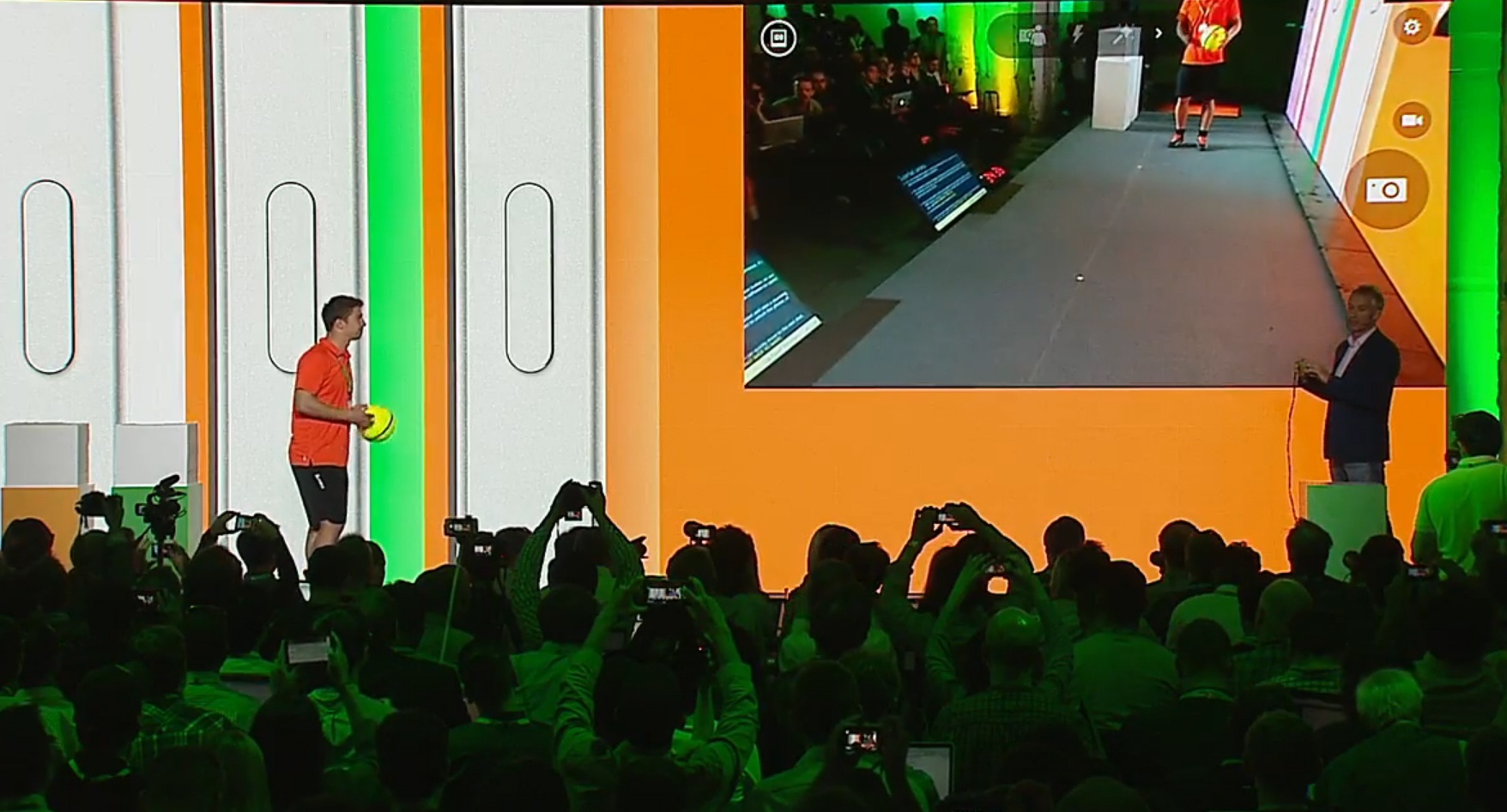 Đại diện Nokia nhờ một diễn viên lên trình diễn tâng bóng nghệ thuật để khoe khả năng chụp ảnh siêu nhanh, quay video chống rung của một chiếc Lumia