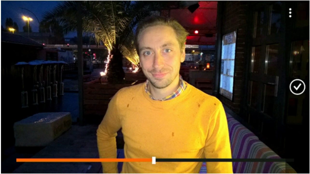 Lumia 830 tiếp tục là một sản phẩm mạnh về chụp ảnh. Máy có thanh trượt để điều chỉnh độ mạnh của đèn flash. Đại diện Micrsoft gọi đây là tính năng Dynamic Flash.