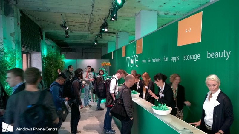 Sự kiện sắp bắt đầu. Đây là quang cảnh bên ngoài phòng triển lãm, nơi diễn ra sự kiện ra mắt sản phẩm mới của Microsoft. Ảnh: Windows Phone Central.
