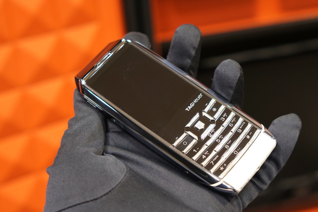 Dien thoai co ban dung da ca sau gia hon 300 trieu tai VN hinh anh