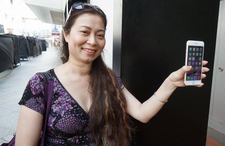 Nguoi Viet hao hung khi so huu iPhone 6 tai Singapore hinh anh