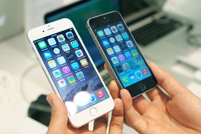 Máy lớn hơn khá nhiều so với iPhone 5S nhưng vẫn cho cảm giác thoải mái khi sử dụng.