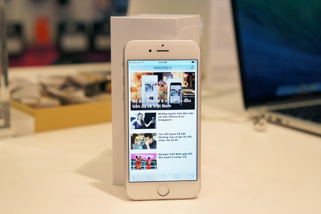 Chiếc iPhone 6 đầu tiên vừa về đến Hà Nội trong sáng 19/9.