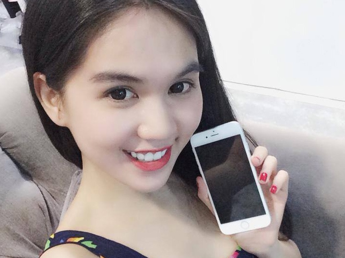 Ngoc Trinh khoe iPhone 6 moi tau hinh anh