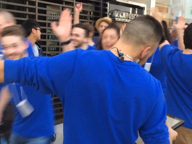 Nhan vien Apple phan khich truoc gio mo ban iPhone 6 hinh anh