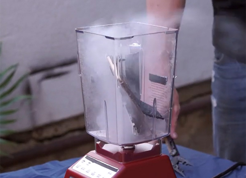 iPhone 6+ boc khoi ngun ngut sau khi cho vao may xay sinh to hinh anh