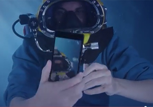 Mo hop Sony Xperia Z3 duoi nuoc hinh anh