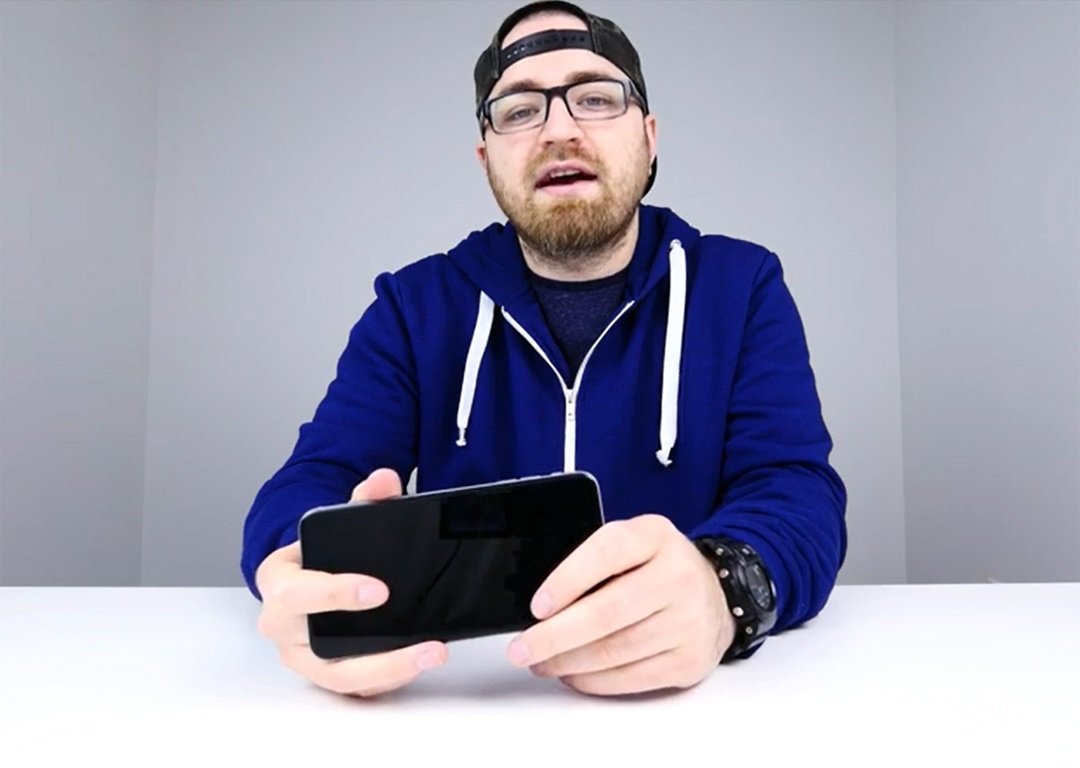 Tac gia clip be cong iPhone noi doa truoc cao buoc dan dung hinh anh