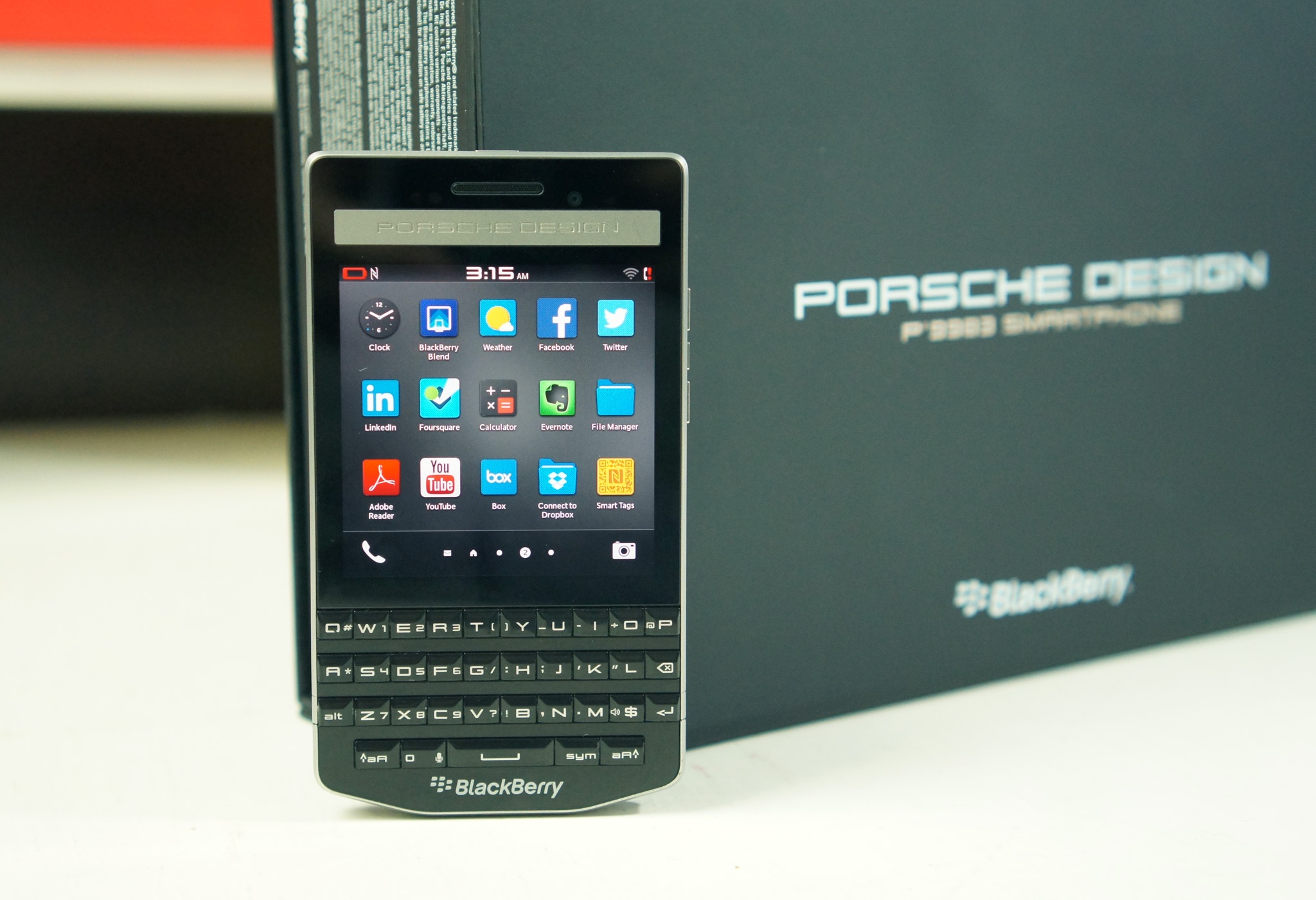 BlackBerry Porsche Design gia 66 trieu dong ve Viet Nam hinh anh