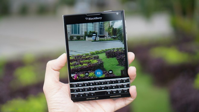 Dai ly du doan BlackBerry Passport se chay hang o VN hinh anh