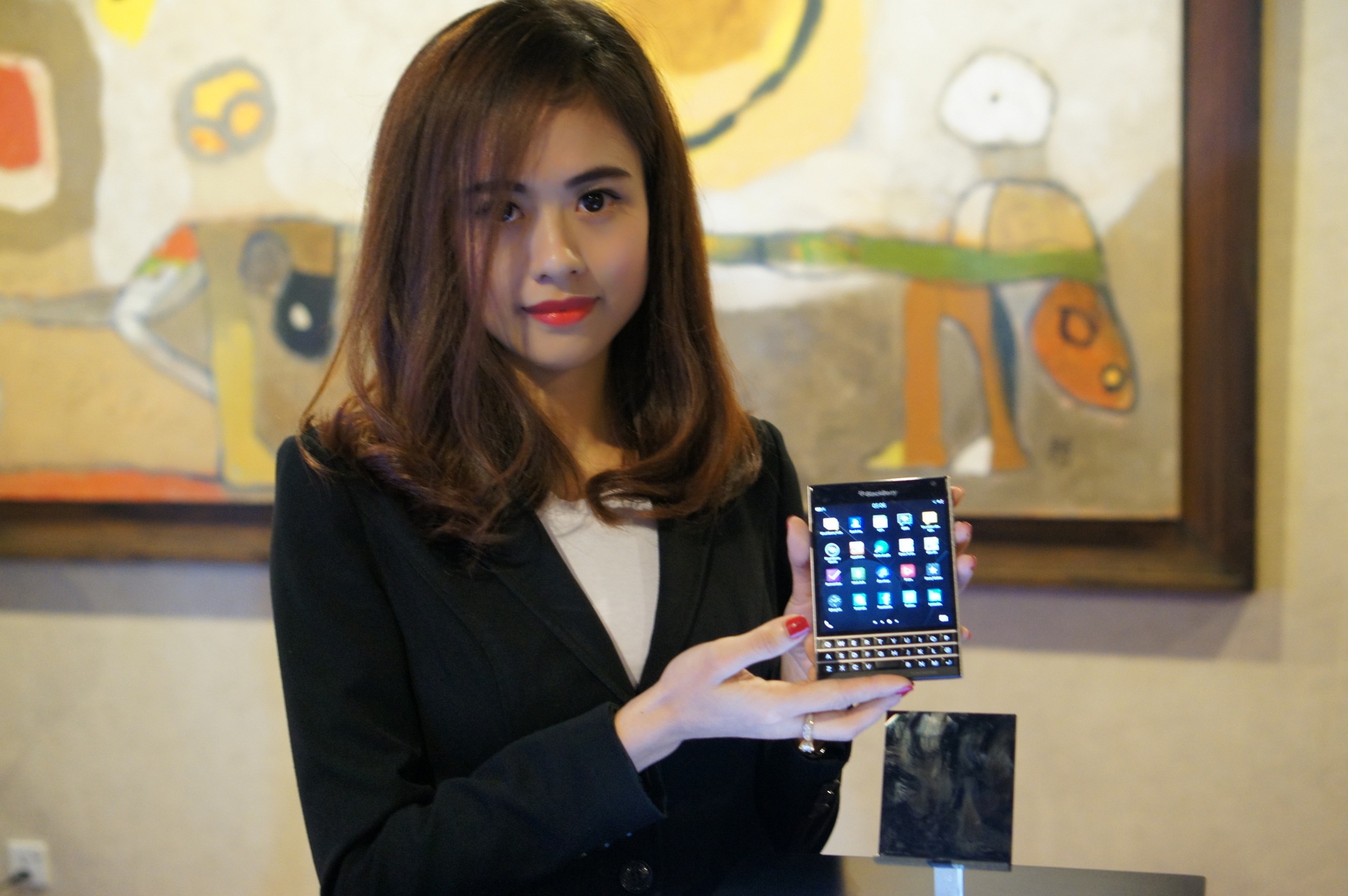 BlackBerry cong bo Passport gia 15,5 trieu dong tai VN hinh anh