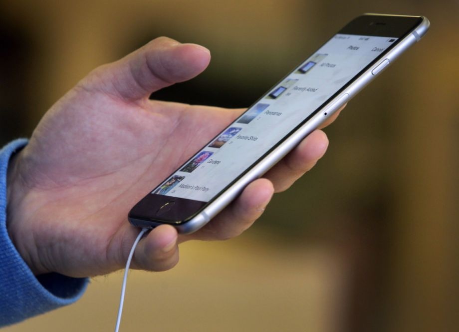 Nhan vien bao hanh Apple tu choi doi may iPhone bi be cong hinh anh