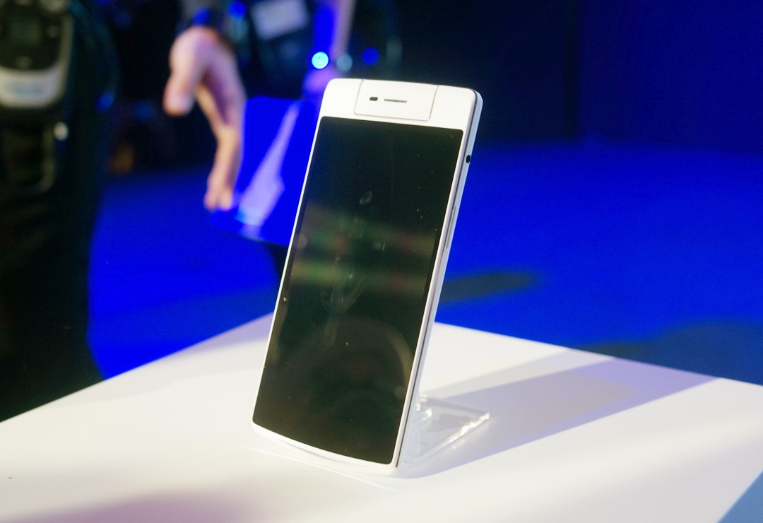 Chân dung chiếc smartphone với camera xoay mới nhất của Oppo. Ảnh: Quốc Huy.