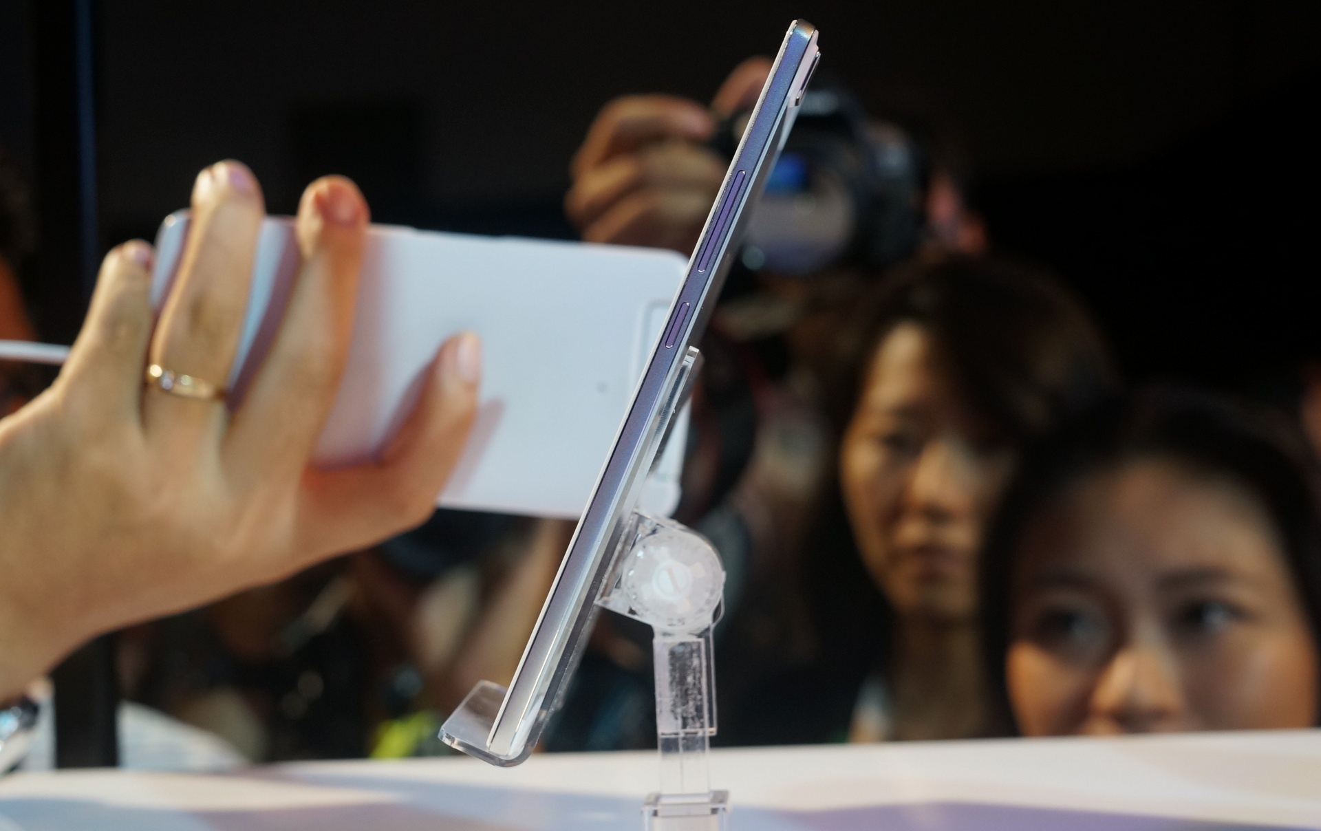 Oppo R5 voi thiet ke sieu mong, khong co giac cam tai nghe hinh anh