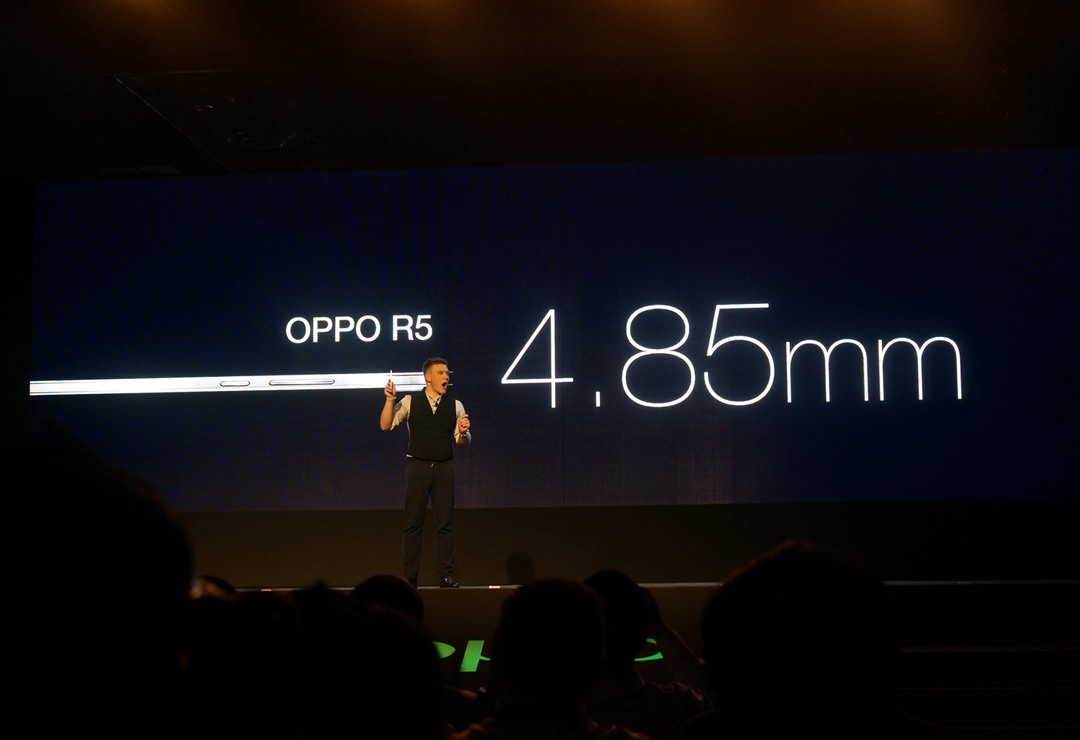 Đại diện Oppo công bố chiếc R5 - smartphone mỏng nhất thế giới. Ảnh: Quốc Huy