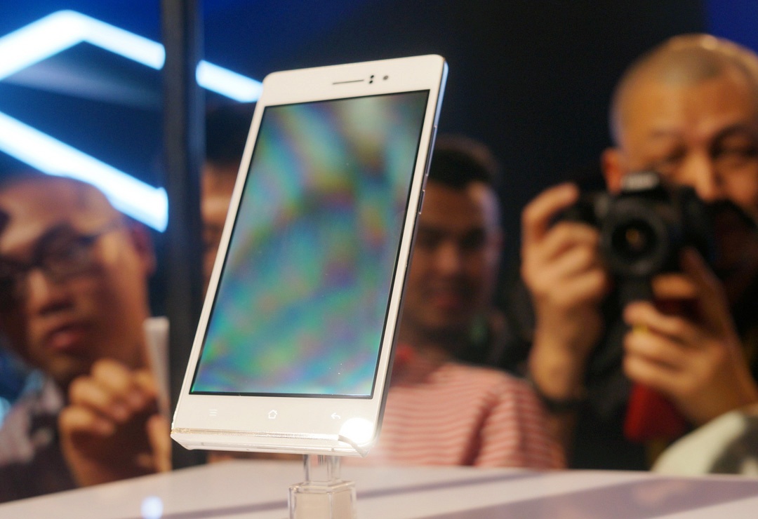 Oppo R5 (4,85mm)vượt xa độ mỏng của mẫu R3 trước đó (6,3mm). Ảnh: Quốc Huy.