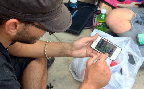 iPhone, laptop cua nhung nguoi vo gia cu My hinh anh