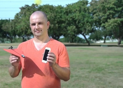 May bay giay dieu khien tu xa bang smartphone hinh anh