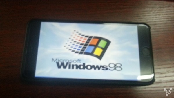 iPhone 6 Plus bi hack chay Windows 98 hinh anh