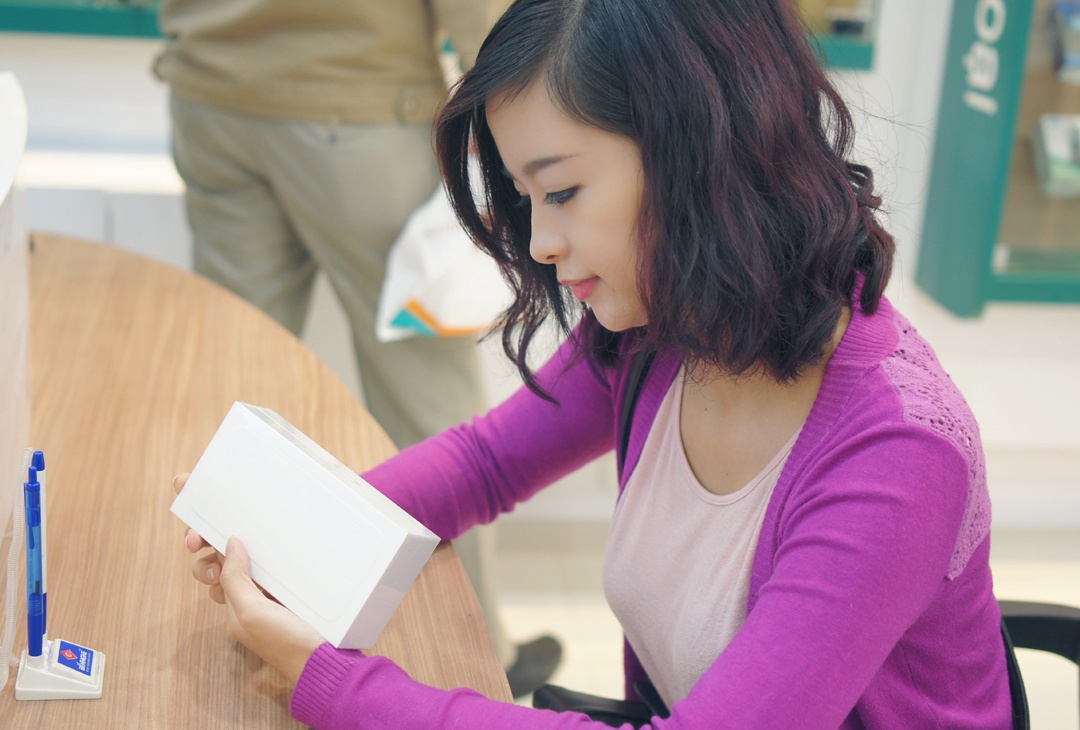 iPhone 6 chinh hang khong hot trong ngay dau ban ra hinh anh