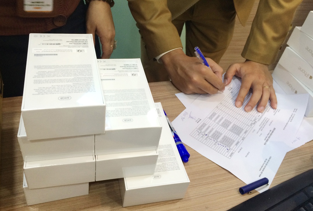 Một lô iPhone 6 và 6 Plus mới tiếp tục được nhập về trong sáng nay tại một cửa hàng của Viettel.