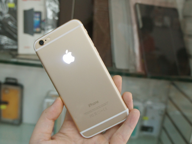 Mặc dù phải tháo máy, gỡ bỏ logo thật của máy, vẫn có nhiều người thích thú với việc độ logo táo khuyết phát sáng trên chiếc iPhone 6.