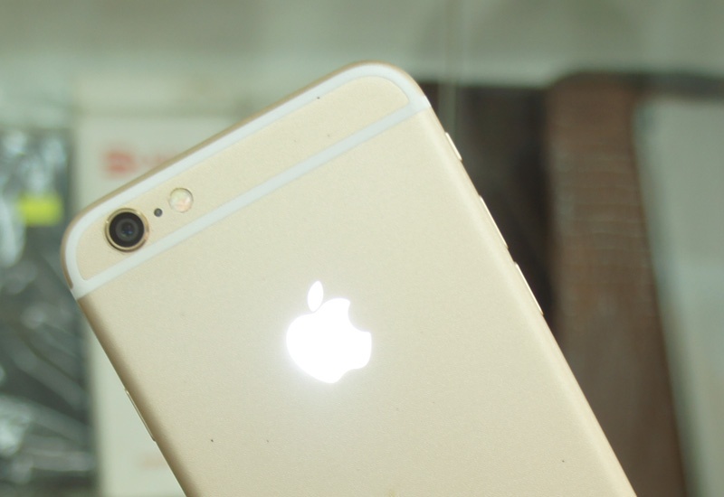 Trong điều kiện trời tối, logo này phát ra ánh sáng không kém gì đèn pin.