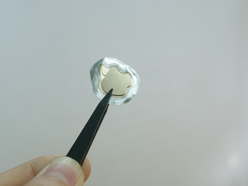 Logo thật của máy phải bị tháo bỏ để lắp đèn LED, tấm phản quang.