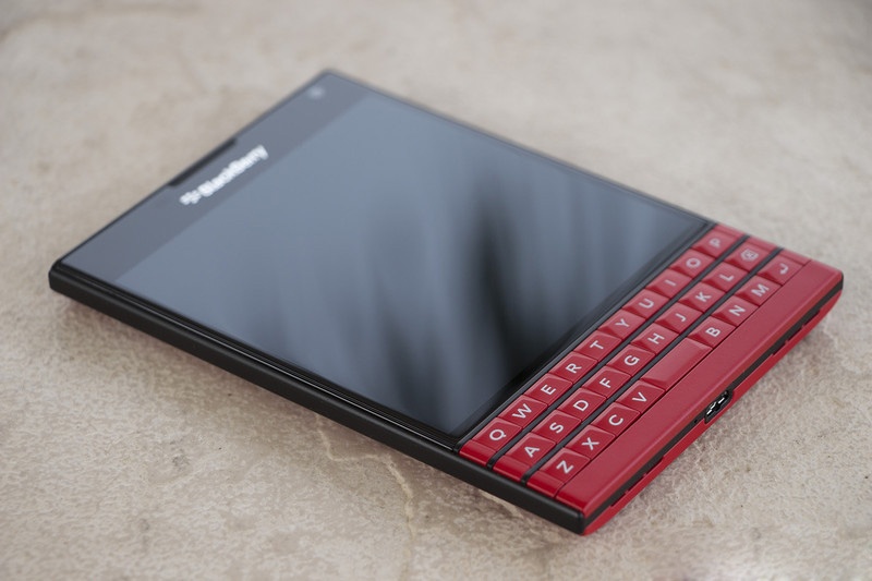 Anh thuc te BlackBerry Passport ban mau do hinh anh