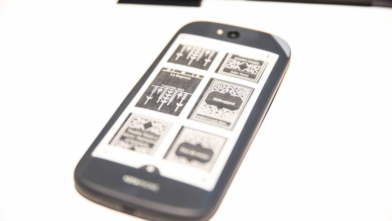 De 2 man hinh Yotaphone 2 ra mat, gia khoang 18,5 trieu hinh anh